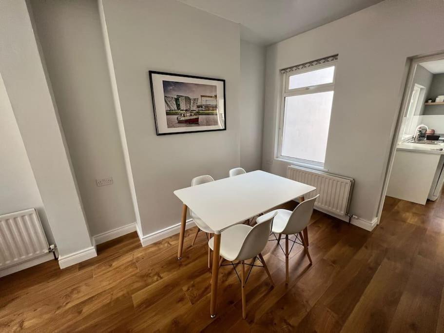 Cosy 2 Bedroom Town House Close To City Centre 贝尔法斯特 外观 照片